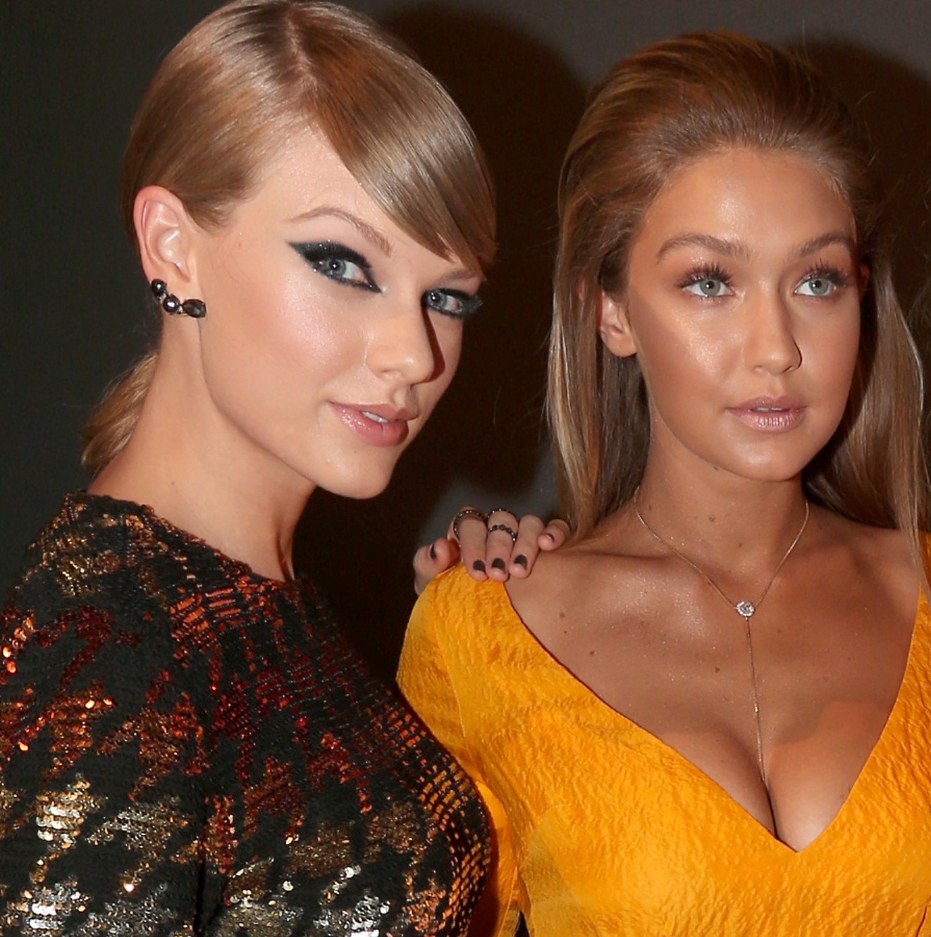 2015 MTV Video Music Awards - Red Carpet Taylor Swift e Gigi Hadid abraçadas
