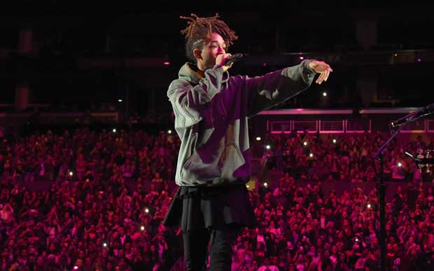 jaden Tem como não lembrar do Jaden Smith? Ele explicou que usa saias para que as futuras gerações não sofram bullying por causa de padrões de gênero! (Foto: Getty Images)