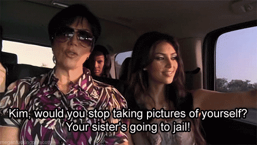 "Kim, você pode parar de tirar selfies? Sua irmã está indo para prisão" - Quem aqui lembra deste episódio de KUWTK?
