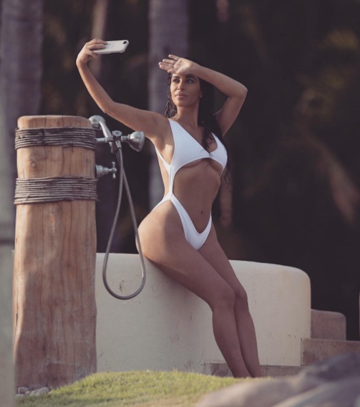 Kim Kardashian faz selfie no México