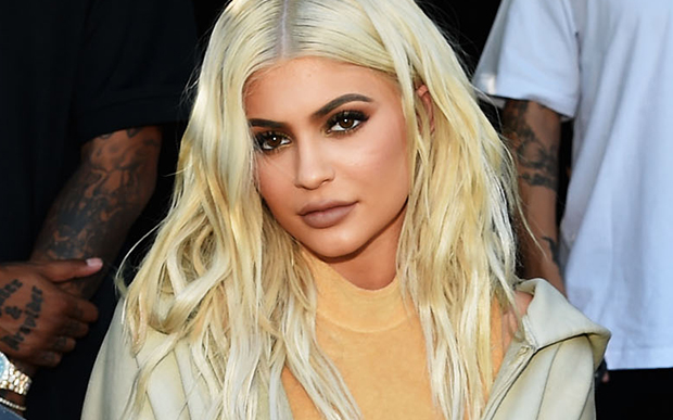 Kylie Jenner com o cabelo platinado