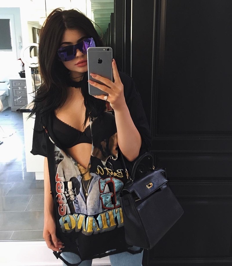 A sister Kylie Jenner também arrasou com a blusa rasgadinha que mostra sutiã. Foto: