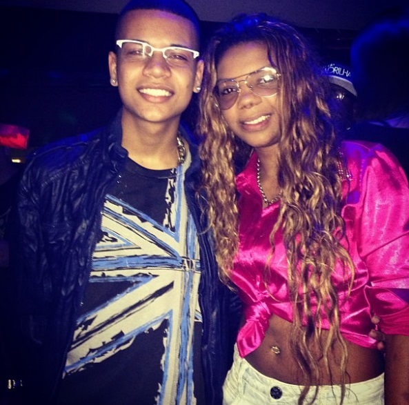 ludmilla-transformacao-plastica-mc-beyonce Na baladinha com os amigos, na fase de MC Beyoncé.