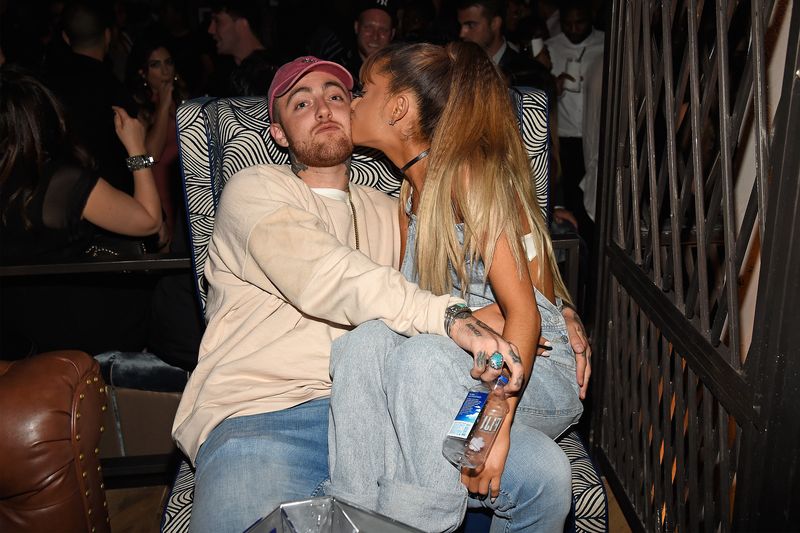 Ariana Grande dando um beijo na bochecha de Mac Miller)