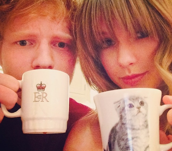 Taylor Swift e Ed Sheeran bebendo chá
