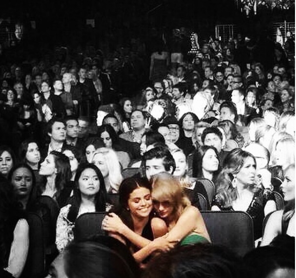 motivos-taylor-swift-melhor-solteira-selena-gomez Taylor Swift e Selena Gomez abraçadas