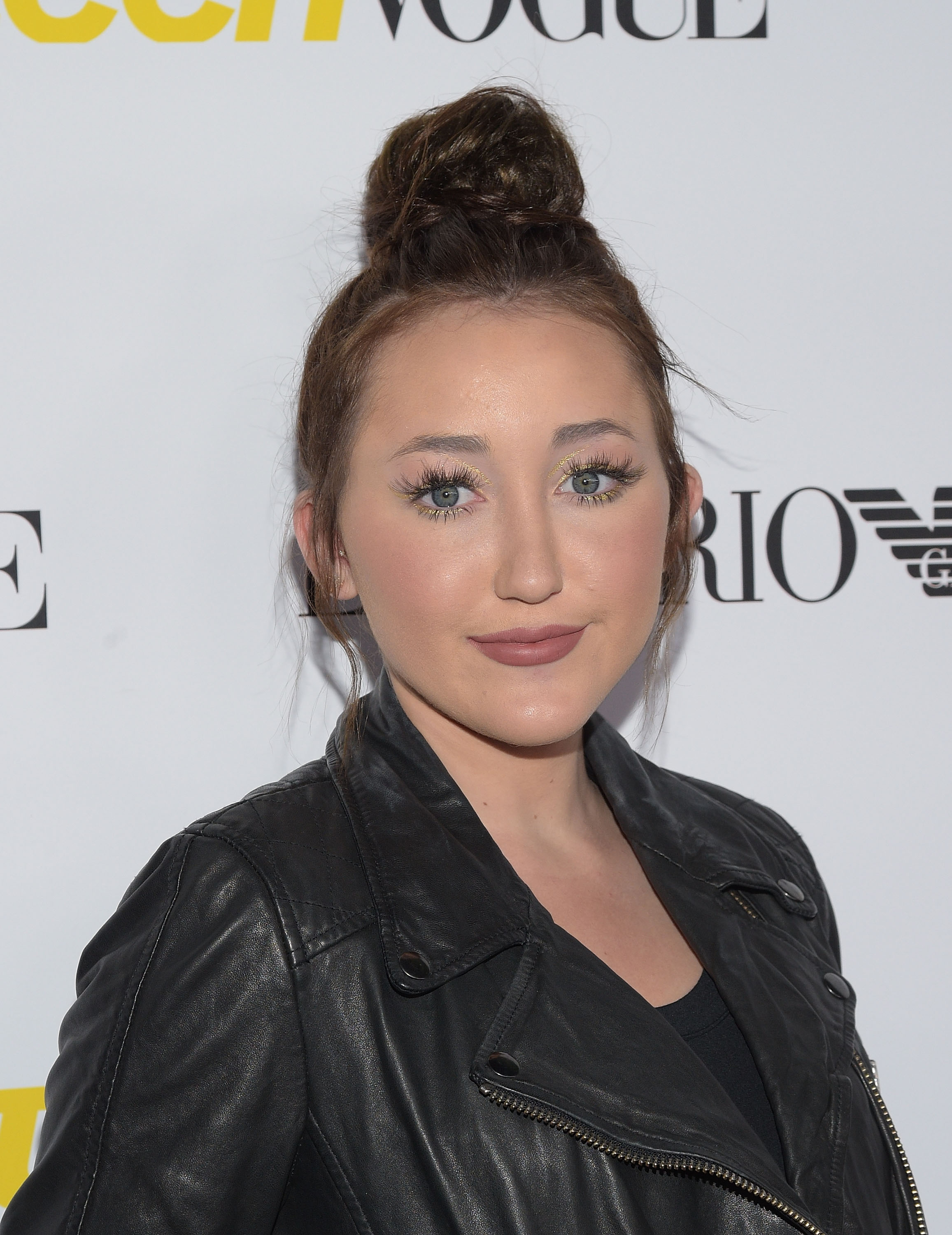 Noah Cyrus posa para fotógrafos em evento