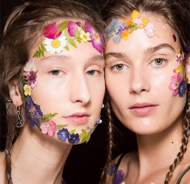 preen-make-flor-modelo Desfile cola flores na pele das modelos