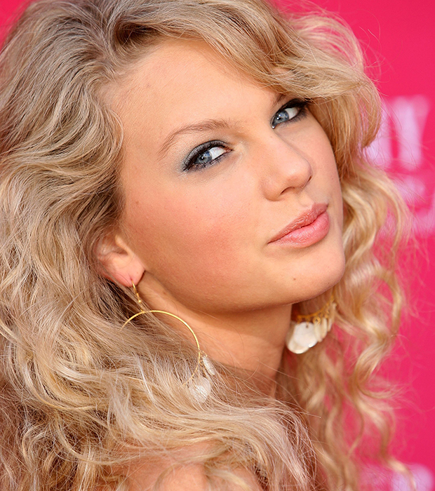 Taylor swift cabelo cacheado