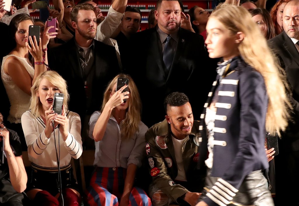 Taylor Swift assistindo ao desfile da amiga, Gigi Hadid