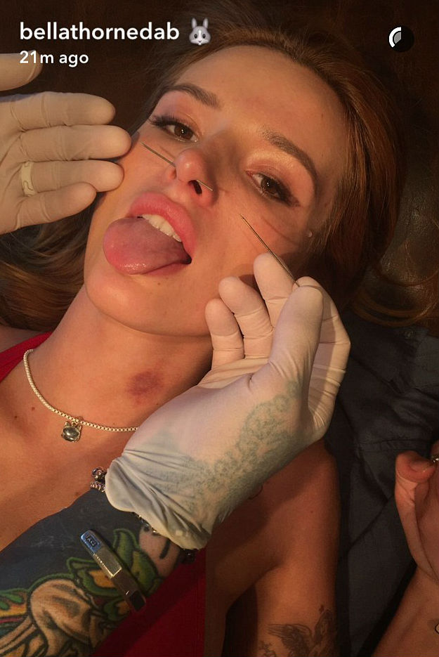 bella-thorne-piercing Reprodução/Snapchat