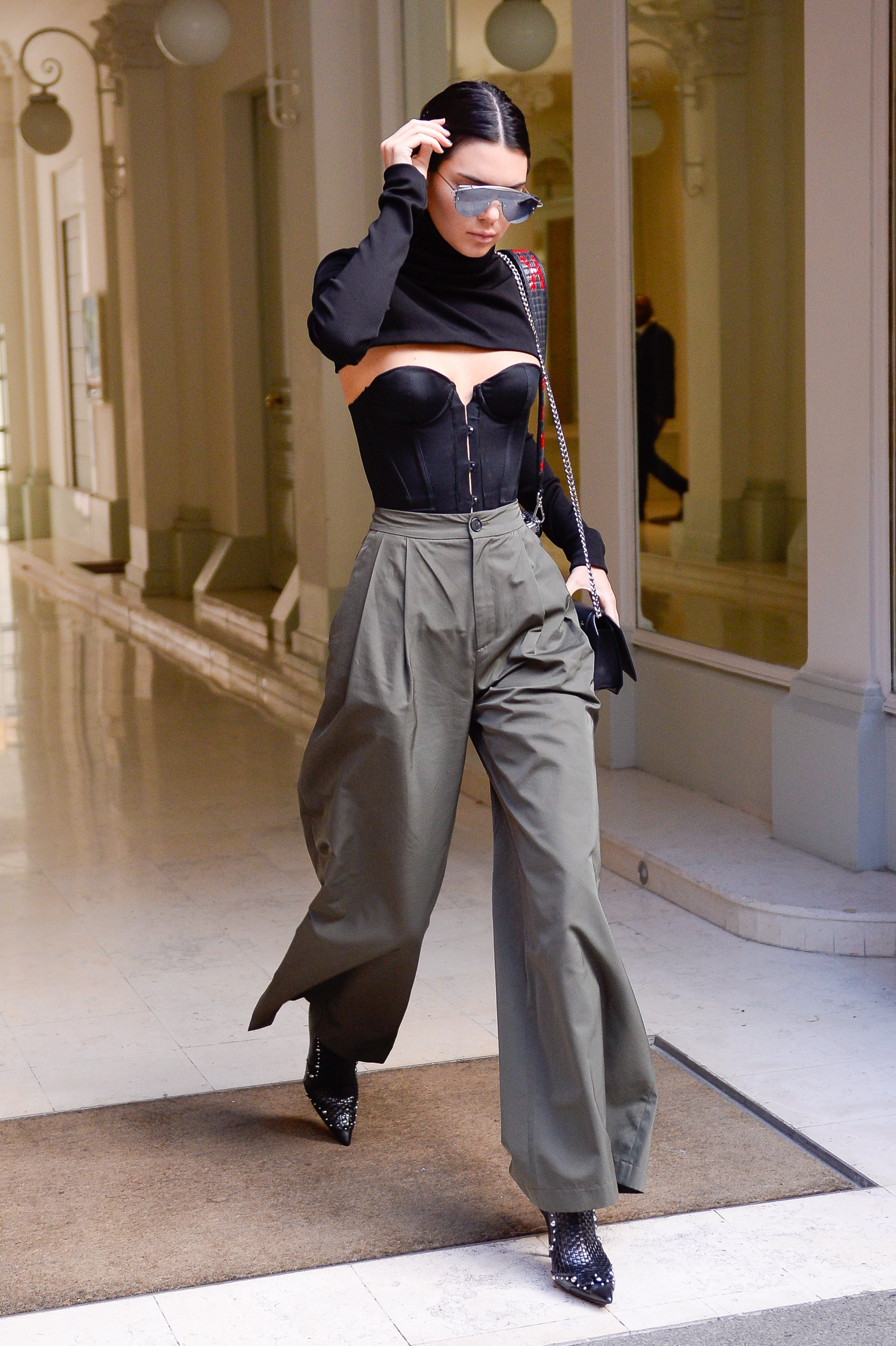 corset vira febre entre as famosas Descolada, Kendall combinou a peça com blusa diferentona. Foto: