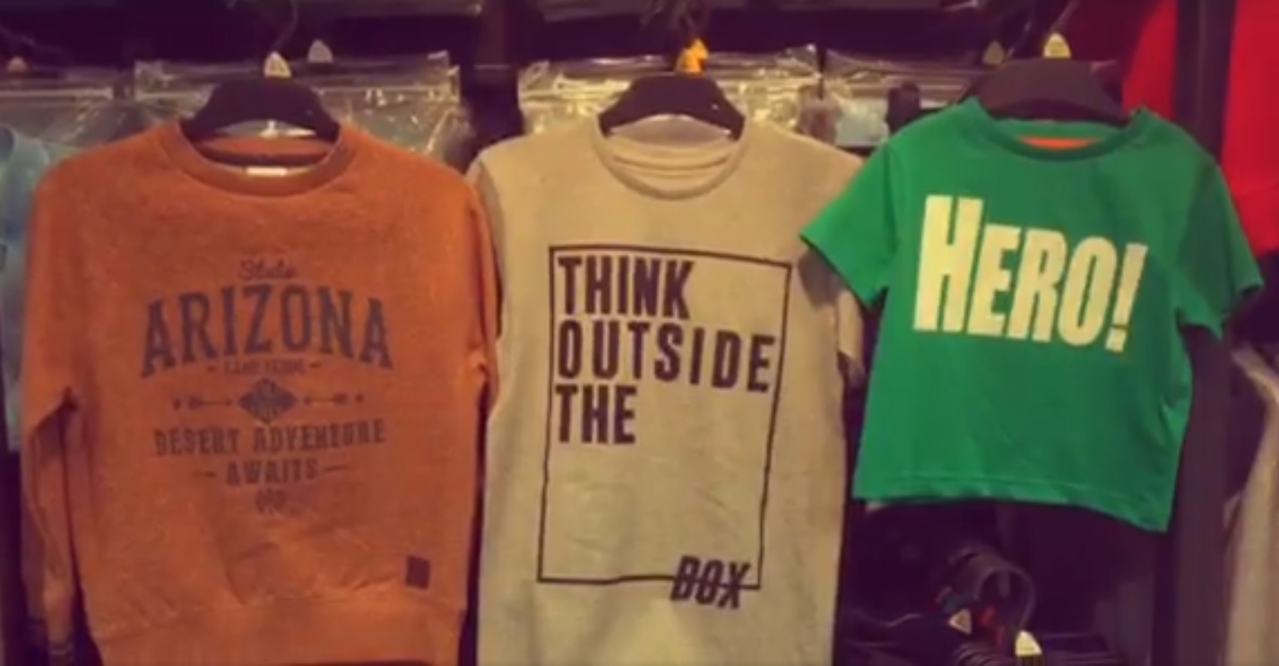 As camisetas de meninos traziam frases como "aventura no deserto", "pense fora da caixa" e "herói". Foto: