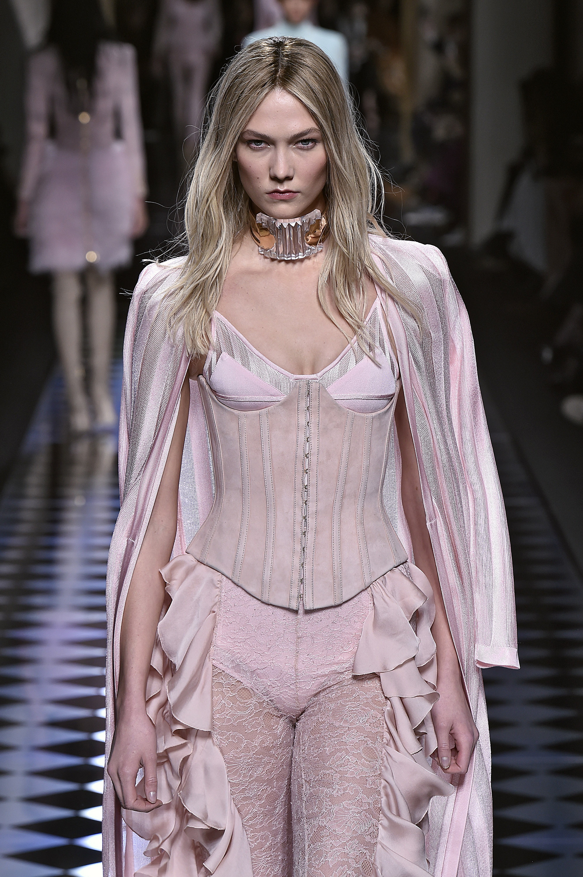 corset vira febre entre as famosas Na temporada anterior de desfiles, a Balmain já havia apostado no acessório. Foto: