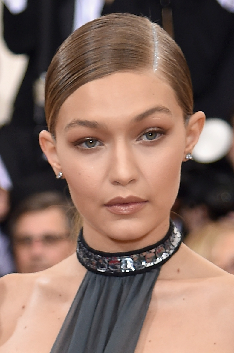 "Manus x Machina: Fashion In An Age Of Technology" Costume Institute Gala - Arrivals Gigi Hadid apostou em um glitter prata na raiz marcada (Getty Images)