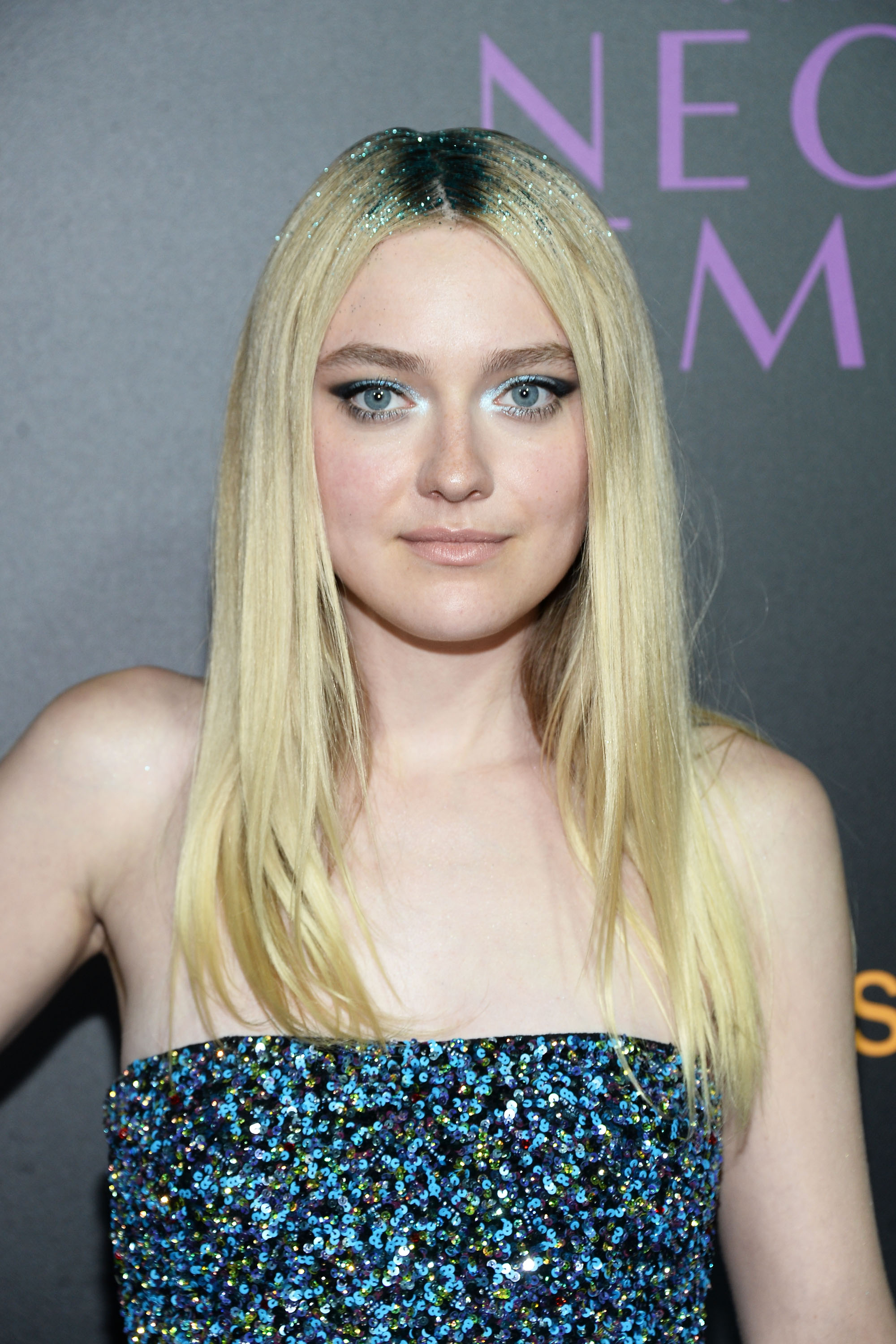 Premiere Of Amazon's "The Neon Demon" - Arrivals Dakota Fanning foi ousada e se jogou na purpurina azul (Photo by Matt Winkelmeyer/Getty Images)