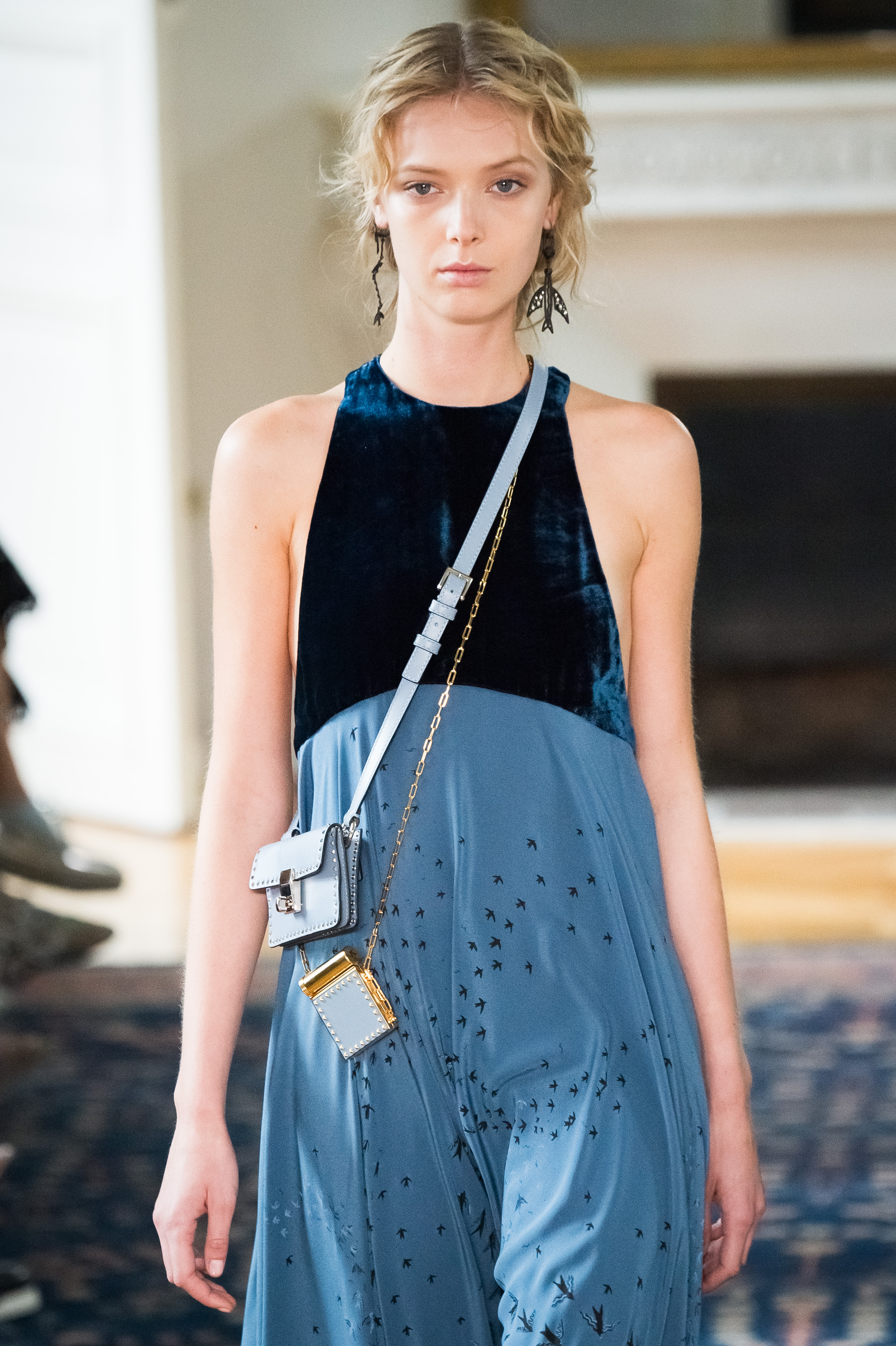 Modelos apareceram na passarela da Valentino usando baby bag.
