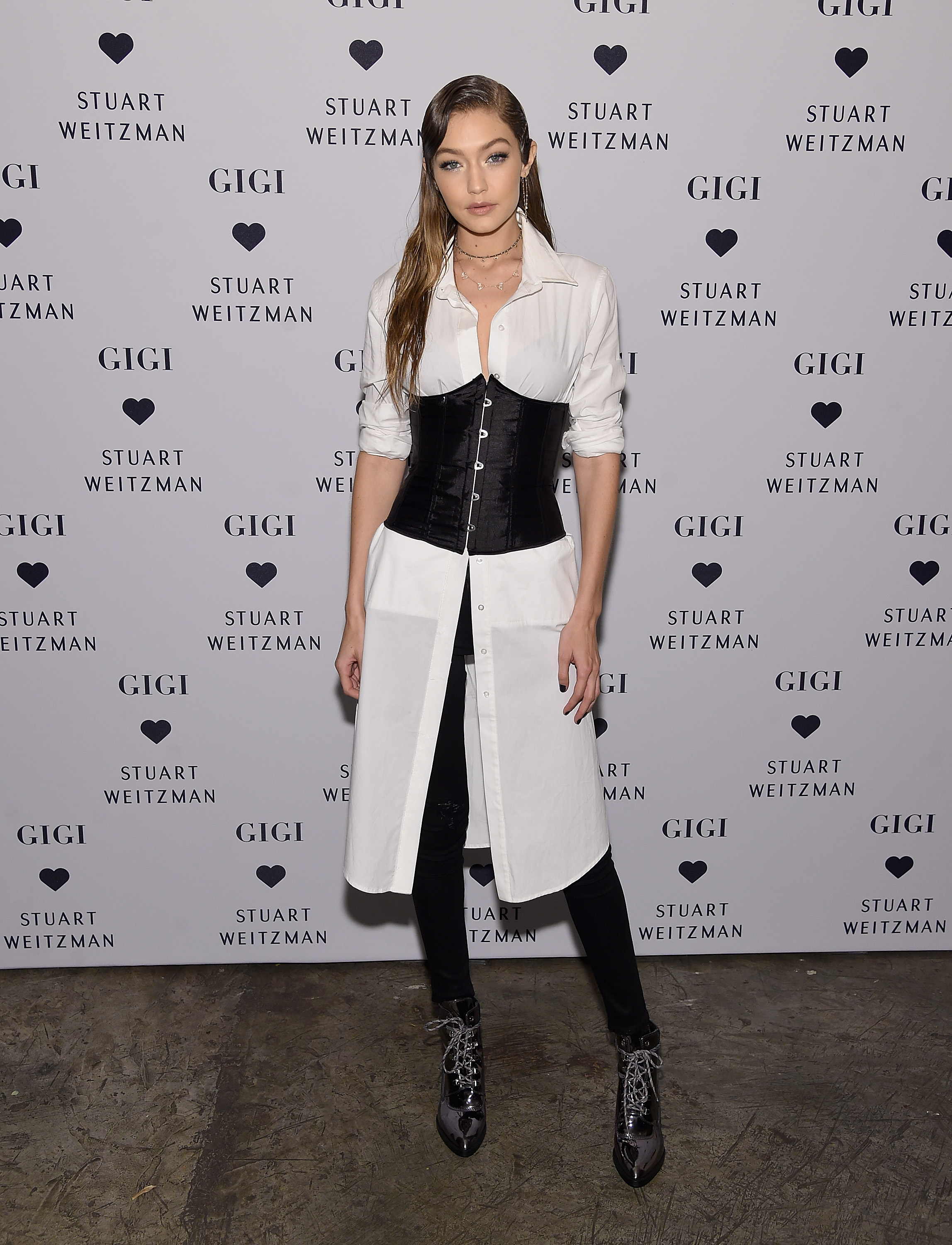 look do dia: gigi hadid O corset está bombando entre as famosas. Foto: