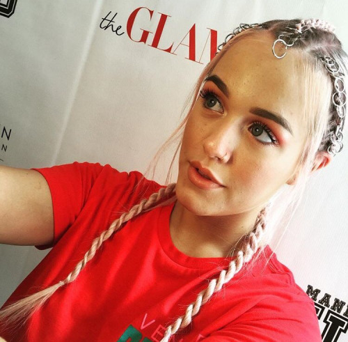hair-rings_lottie-tomlinson Lottie Tomlinson colocou anéis apenas na raiz (Getty Images)