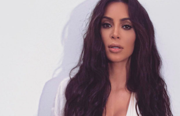 Kim Kardashian desfile Balenciaga sem maquiagem