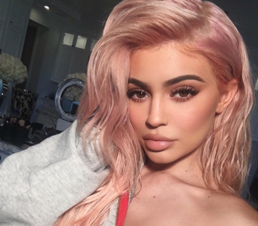 kylie-jenner-cabelo-rosa Olha a corzinha linda!