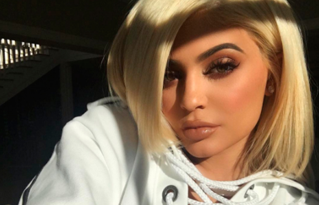 Kylie jenner luz geladeira foto