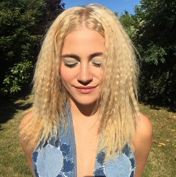 Pixie Lott lacrou com as ondinhas. Fofíssima <3 