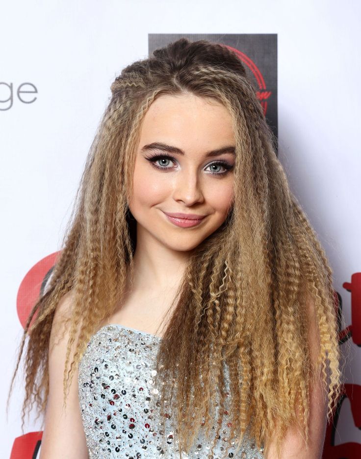 sabrina-carpenter Sabrina Carpenter ficou cheia de atitude com o cabelo assim