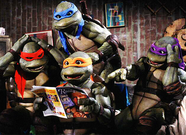 Em 1990, os amigos Rafael, Leonardo, Michelangelo e Donatello chegaram às telas de cinema.