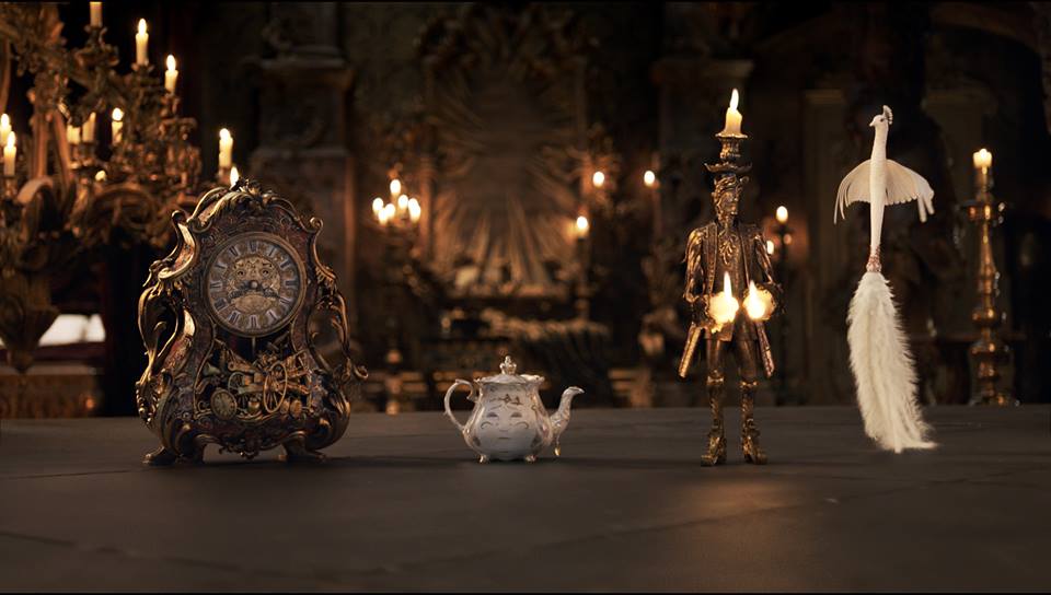 O relógio Cogsworth, a chaleira Sra. Potts, o castiçal Lumiere e a espanador Plumette (Foto: Divulgação/Disney)