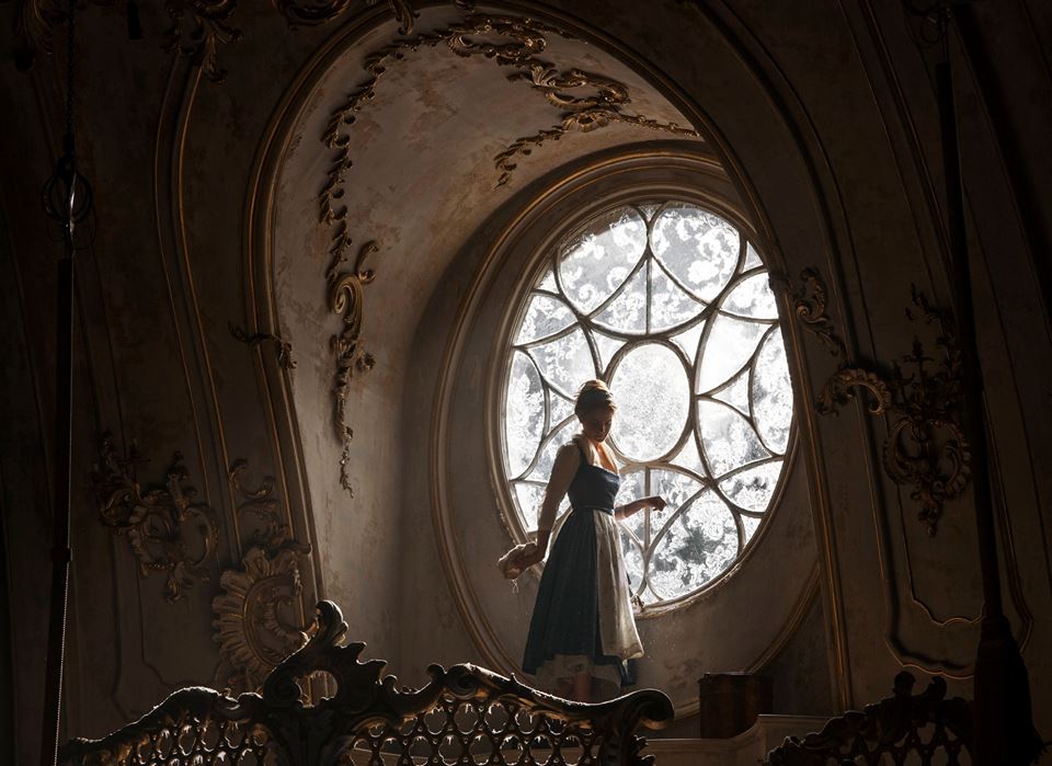 a-bela-e-a-fera-emma-watson Bela observa o salão principal do castelo (Foto: Divulgação/Disney)
