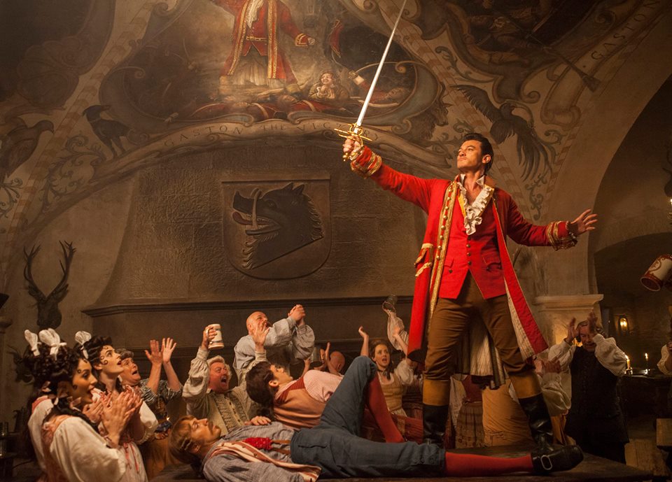 Gaston é o centro das atenções na taverna (Foto: Divulgação/Disney)