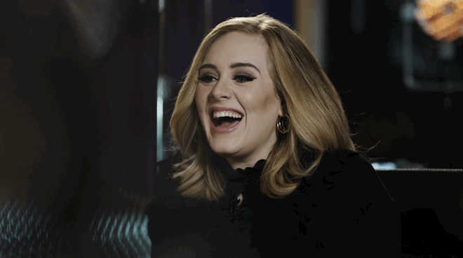 Adele tem reação hilária ao ser atacada por mosquito em show | Capricho