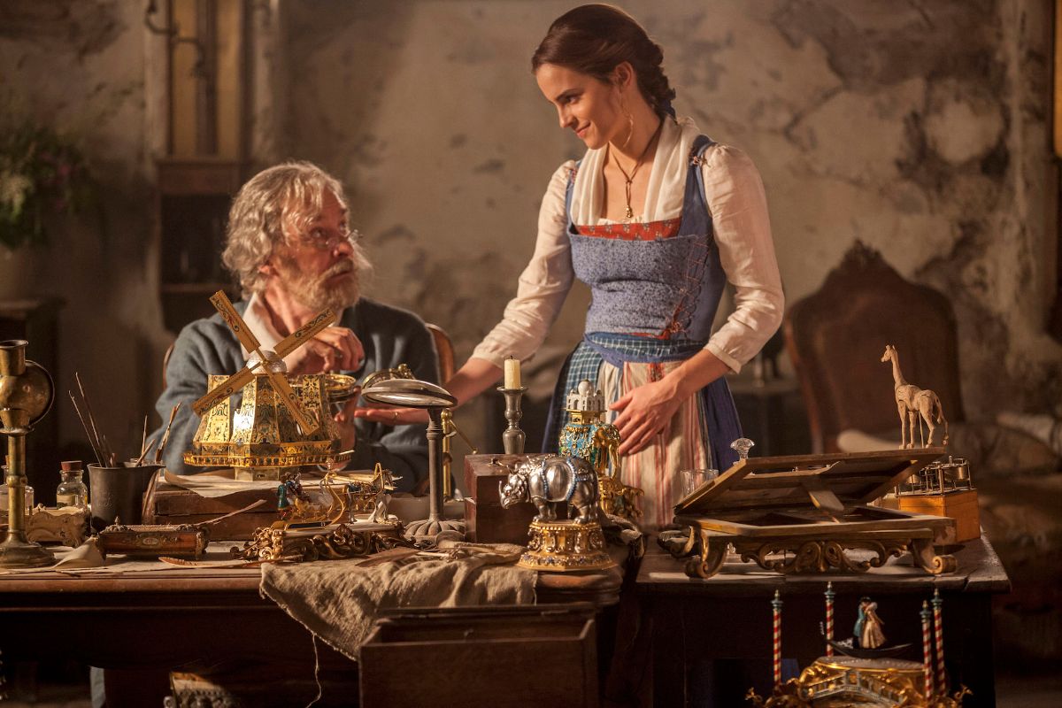a-bela-e-a-fera-live-action Bela conversa com seu pai, Maurice, enquanto ele constrói caixinhas de música (Foto: Divulgação/Disney)