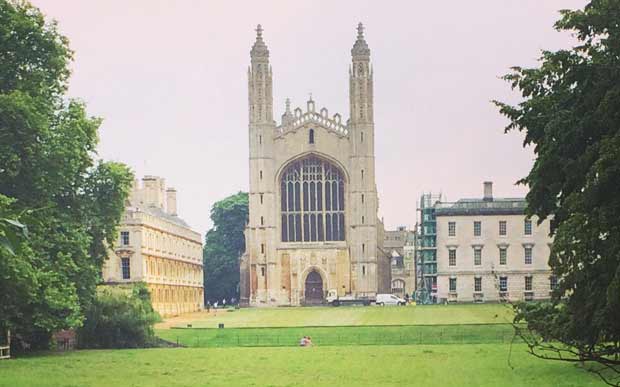 Esse é o King's College, uma das faculdades mais famosas de Cambridge. Ela foi fundada em 1441 e fica na King's Parade, uma rua bem central da cidade.