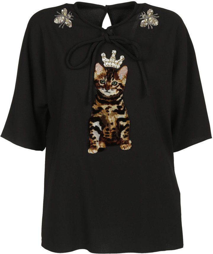 Com estampa de gatinho, blusa da Dolce & Gabbana é usada por Taylor Swift.