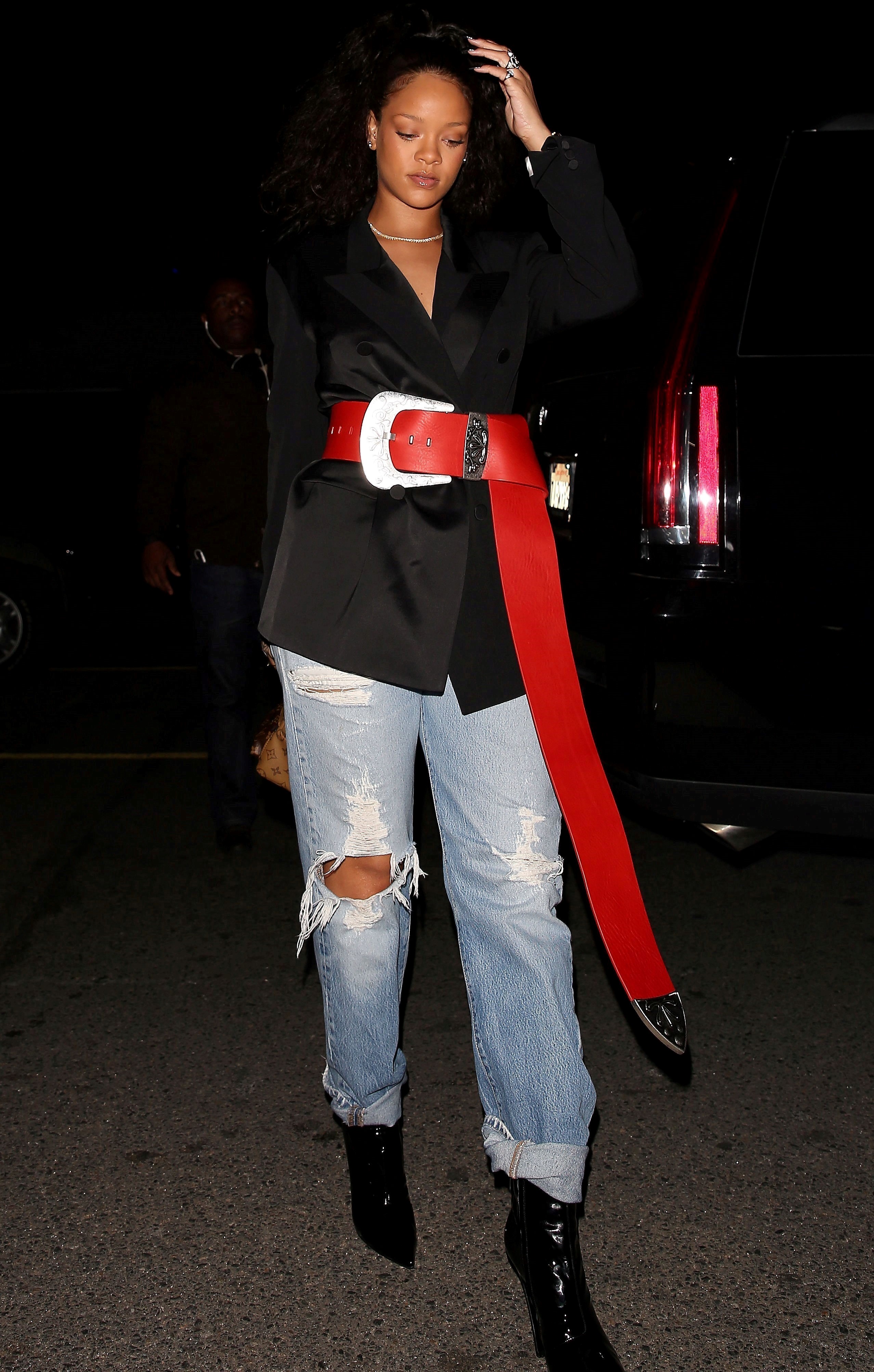 - Singer, Rihanna, is a trendsetter and she showed just that showing up at Girogio Baldi with giant belt buckle and red belt to go with it.  She was seen in black coat, ripped jeans, black boots, and red wide belt with a big buckle.  AKM-GSI 20 DEZEMBRO 2016Carolina Fernandes (11)3280-9759 carol@akmgsi.com.br   Santa Monica CA