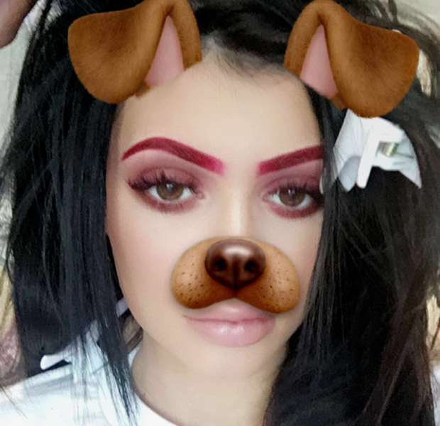 kylie jenner sobrancelha vermelha