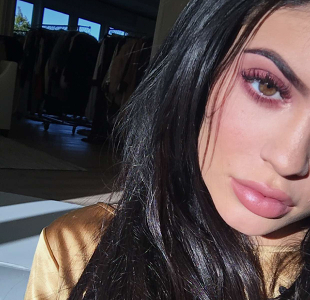 kylie jenner sobrancelha vermelha