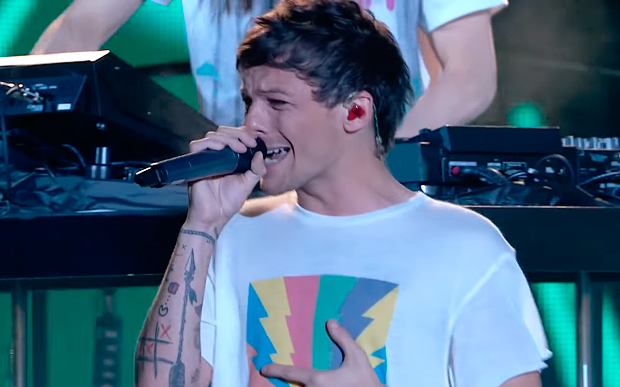 Louis Tomlinson homenageia mãe em show: 'Deve estar orgulhosa!'