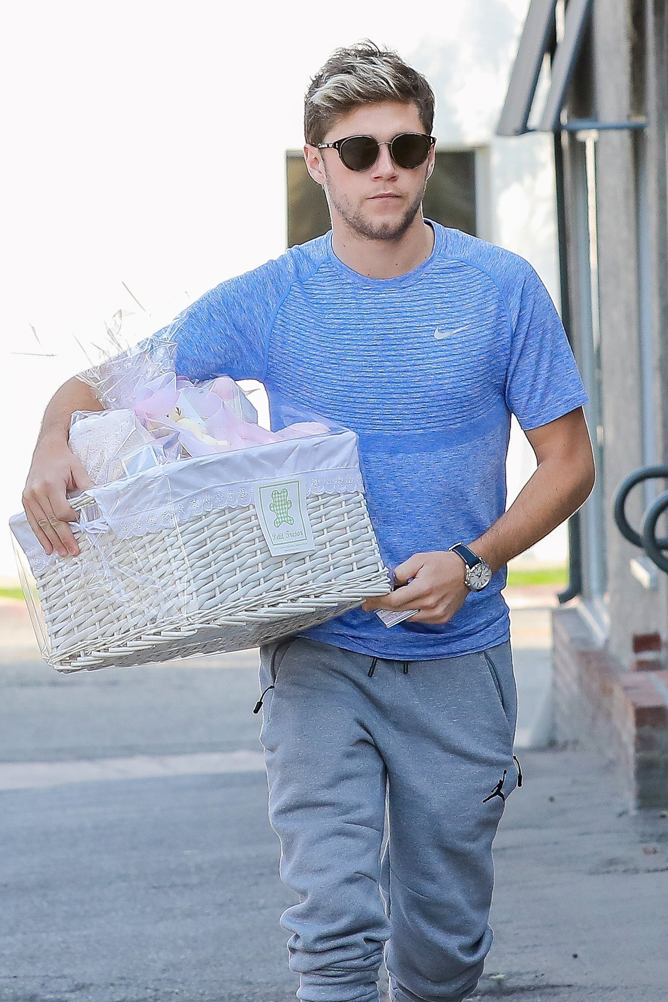 *EXCLUSIVO* - Niall Horan buys a basket full of goodies at Petit Tresor in West Hollywood. The One Direction singer rocked sweat pants and sneakers for his time on the town. AKM-GSI 7 DEZEMBRO 2016Carolina Fernandes (11)3280-9759 carol@akmgsi.com.br