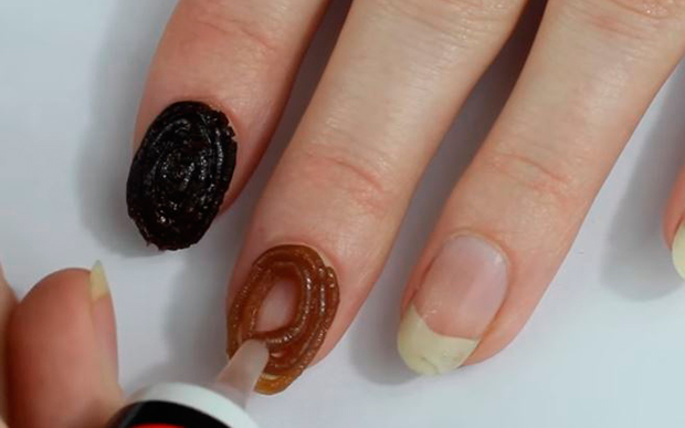 unhas-de-chocolate-esmaltacao Jessie foi intercalando os tipos de chocolate nas unhas. Yummy!