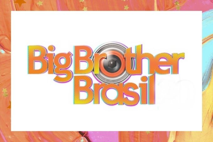 Fundo branco onde está escrito Big Brother Brasil em tons de laranja e amarelo. O "o" de "brother" vem acompanhado de um desenho que parece uma lente de câmera
