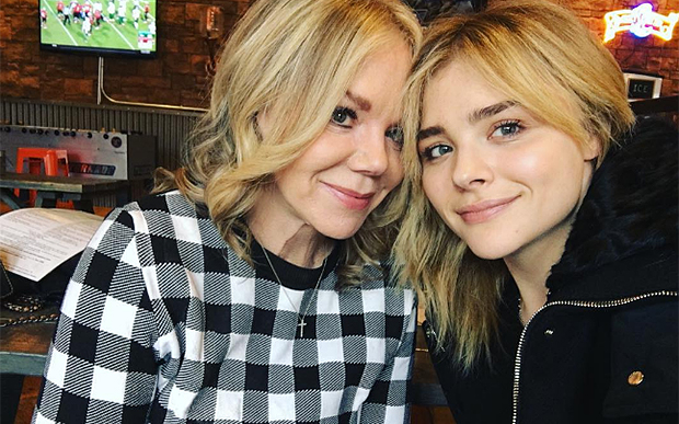 Contra plástica, Chloë Moretz encontra poder em suas inseguranças