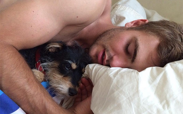 Crush da semana: Receber o chamado de Alex Roe não seria problema Crush da semana: Receber o chamado de Alex Roe não seria problema