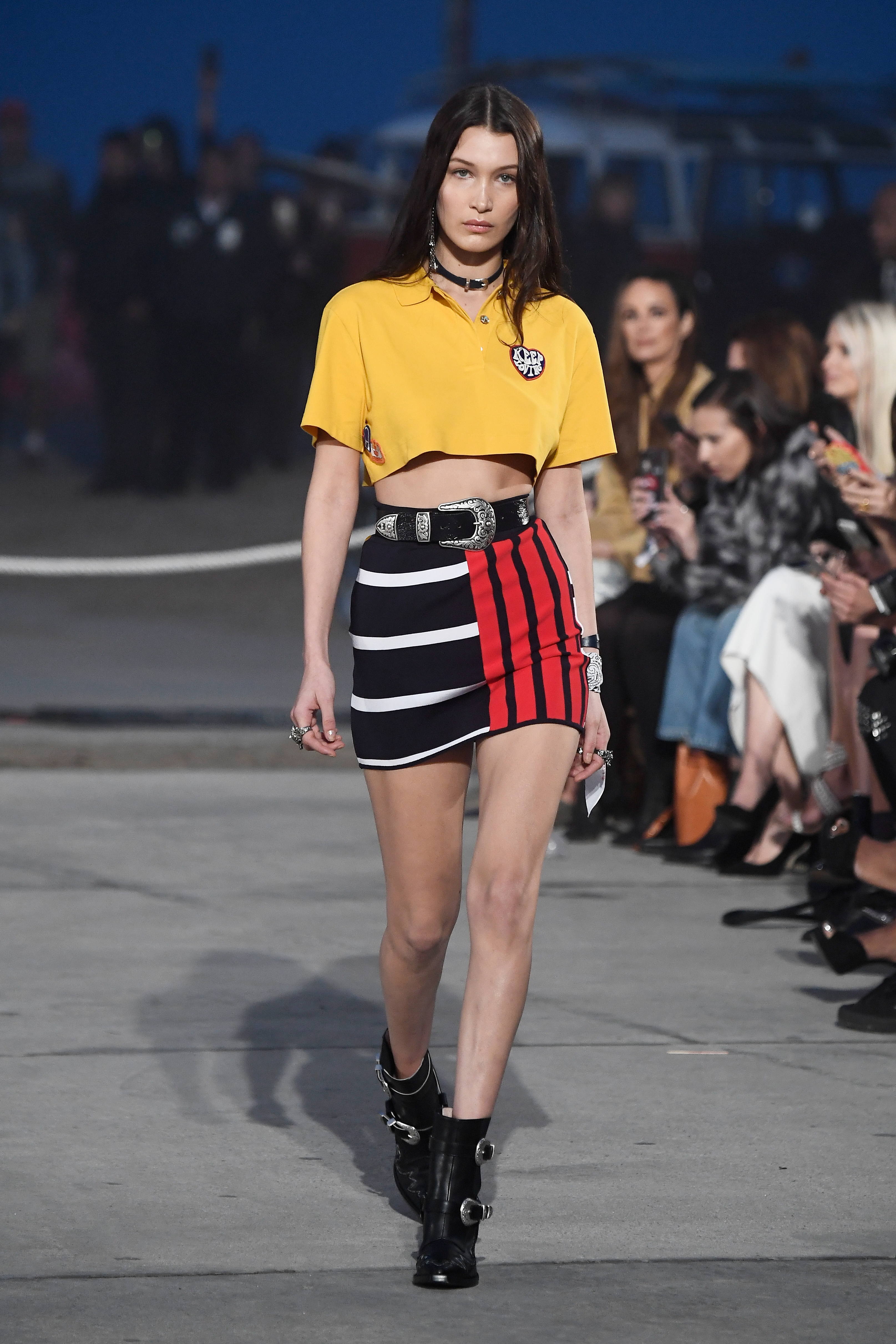 Foto: O lenço também apareceu no desfile de Tommy Hilfiger, na Semana de  Moda de Nova York - Purepeople