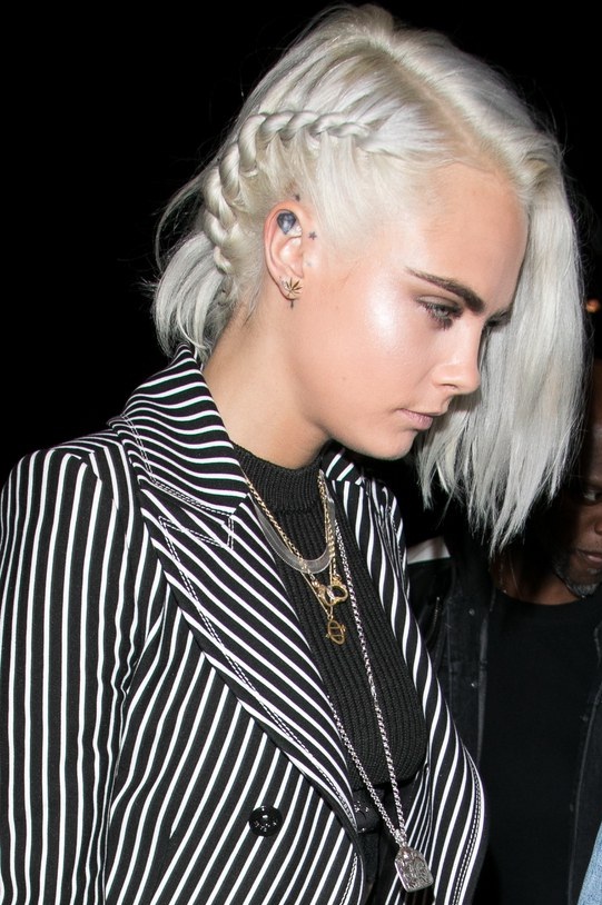 Cara Delevingne corta e platina o cabelo. Você viu que linda?