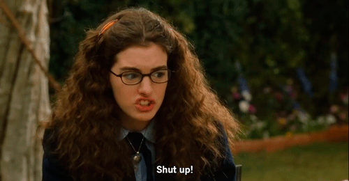 Imagem em movimento da personagem de Anne Hathaway dizendo “Shut Up” (cala a boca em português)