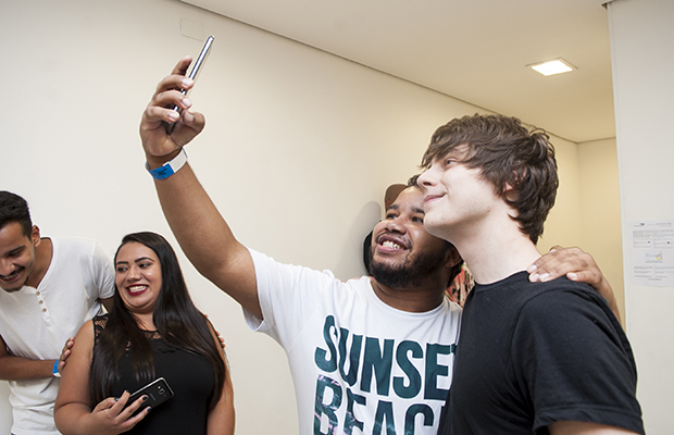 Jake Bugg distribui (muitos!) sorrisos em show em SP e no camarim