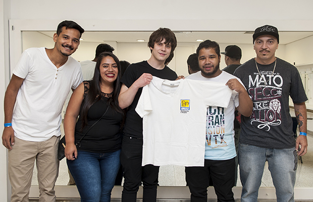 Jake Bugg distribui (muitos!) sorrisos em show em SP e no camarim